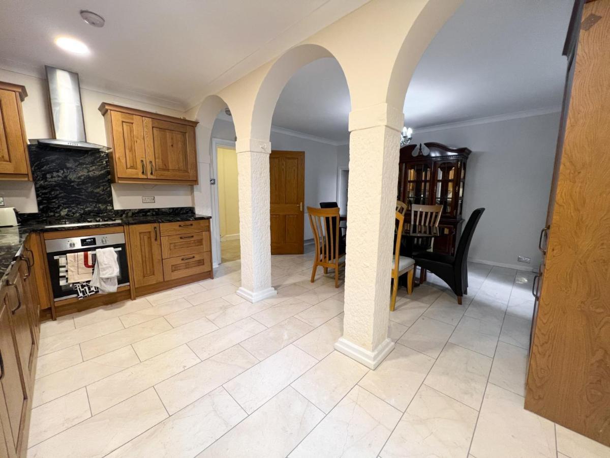 Spacious Flat Sleeps 8 Near Princes Street 爱丁堡 外观 照片