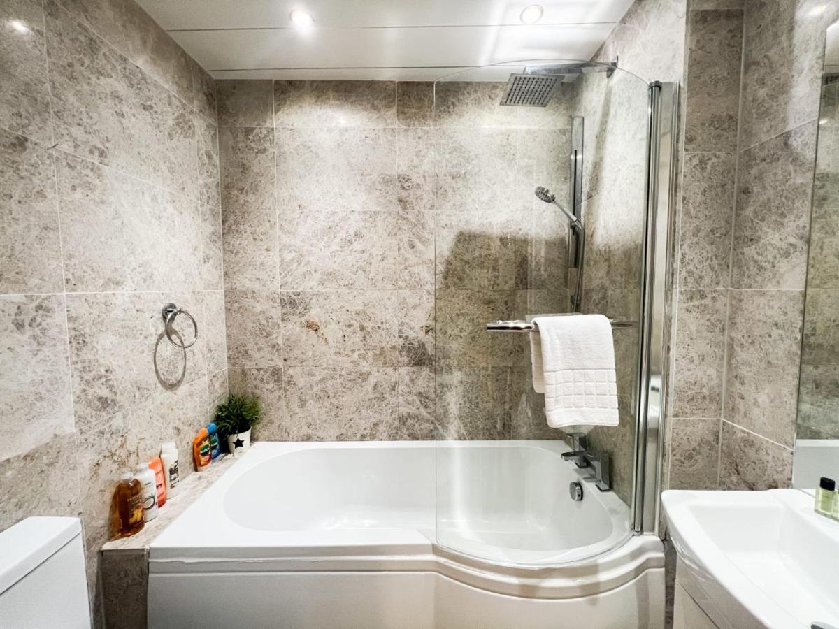 Spacious Flat Sleeps 8 Near Princes Street 爱丁堡 外观 照片