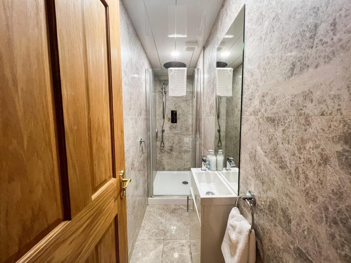 Spacious Flat Sleeps 8 Near Princes Street 爱丁堡 外观 照片